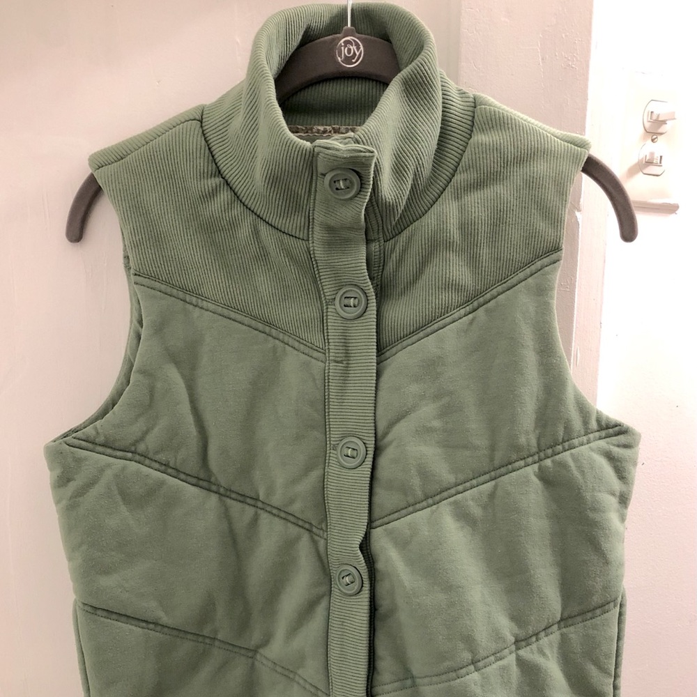 Old Navy Women’s Quilted Puffer Vest